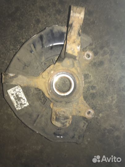 Левый поворотный кулак и ступица