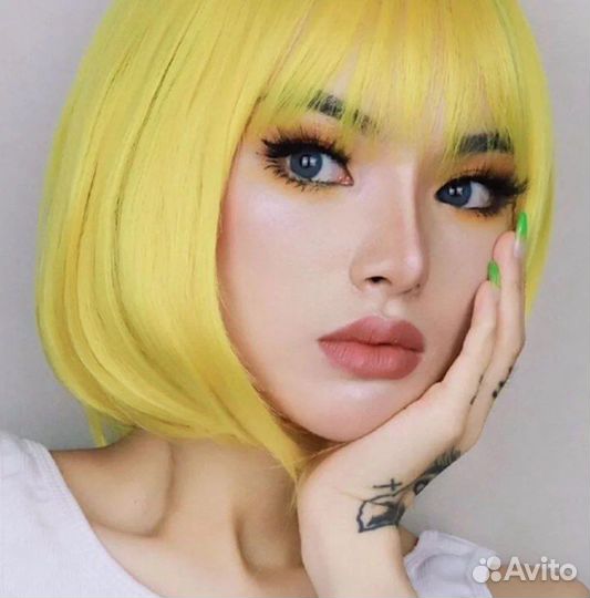 Парик каре с челкой желтый