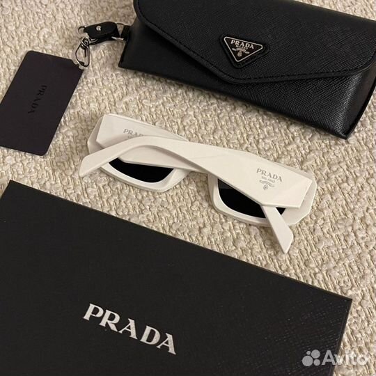 Очки Prada