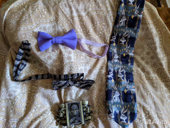 Галстук, галстук бабочка и бензиновая зажигалка