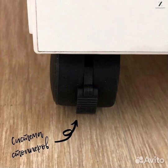 Гримёрный столик визажиста с гримёрным зеркалом