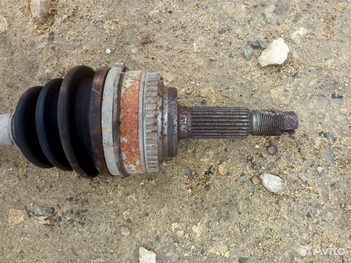 Привод правый Toyota Prius nhw10