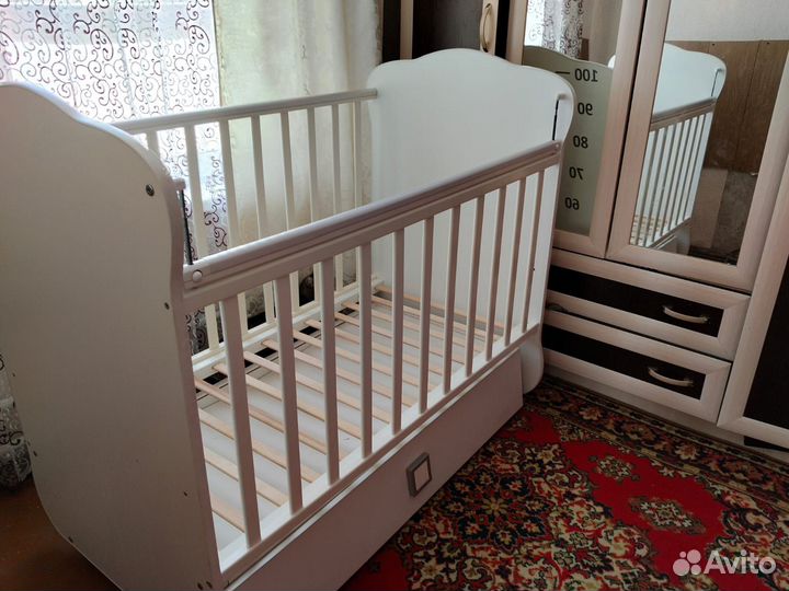 Детская кроватка с маятником и ящиком