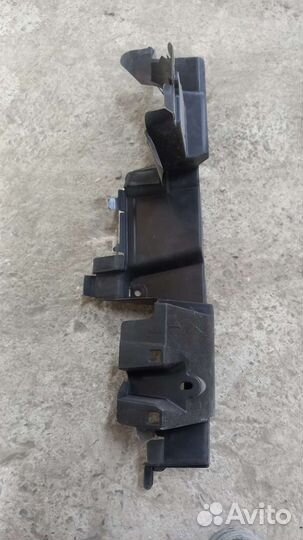 Дефлектор радиатора правый Toyota Camry 70