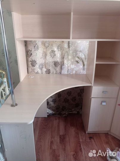 Кровать чердак со столом и шкафом