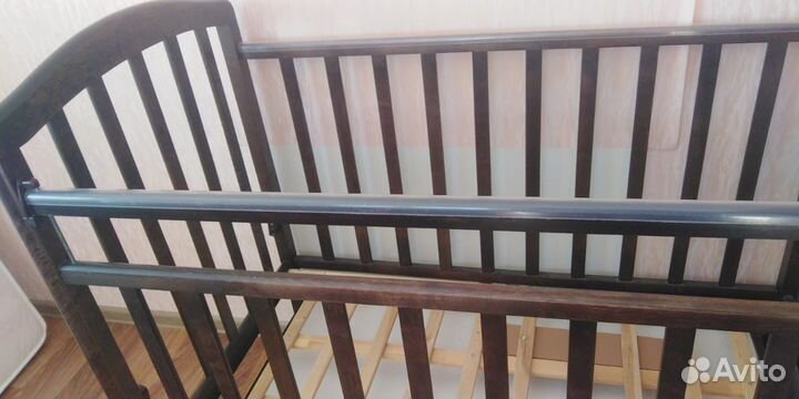 Детская кроватка с маятником