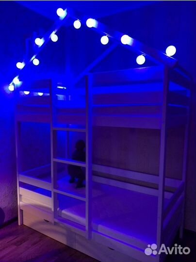Двухъярусная кровать домик
