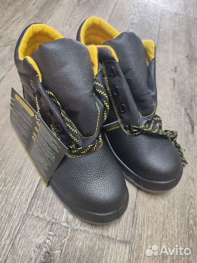 Ботинки с металлическим носом