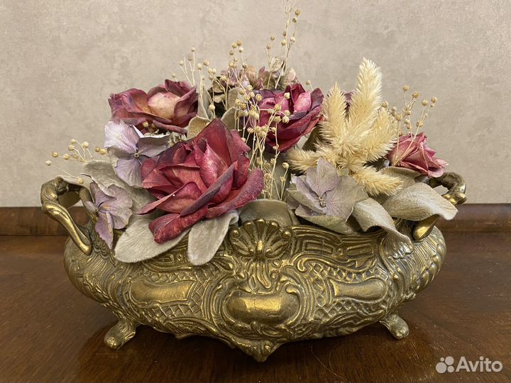 Композиция из сухоцветов в бронзовой вазе