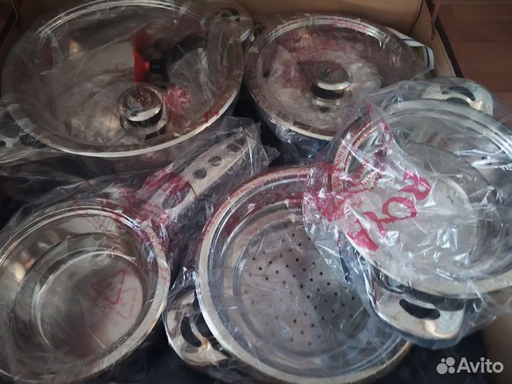 Набор столовой посуды в чемодане