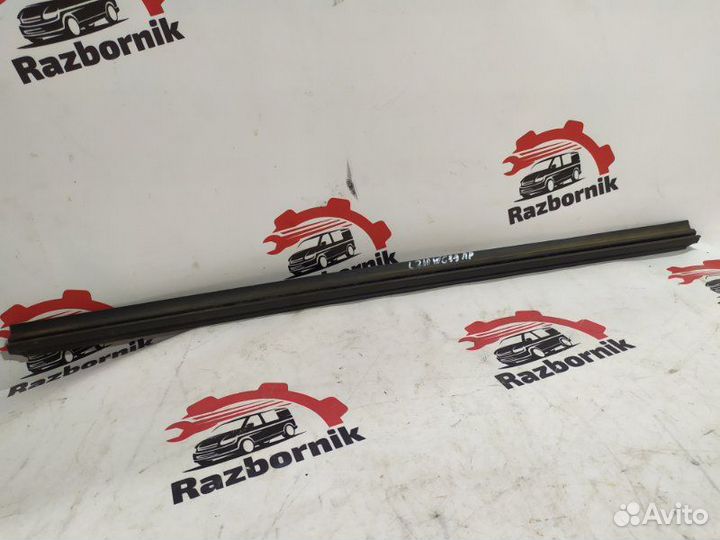 Уплотнитель стекла двери передний правый Mercedes