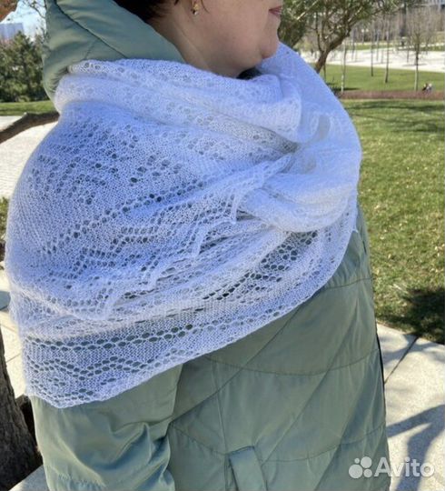 Палантин вязаный ручной работы