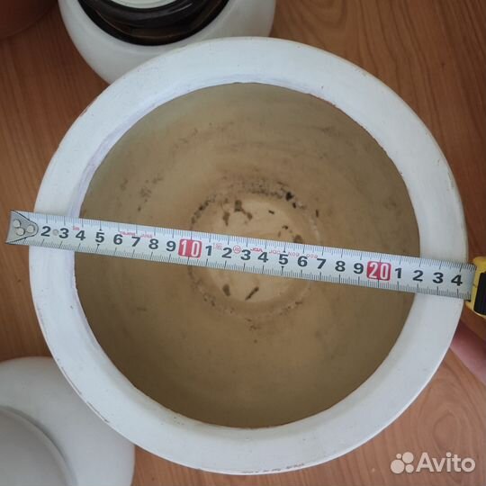 Керамический и пластиковый горшки