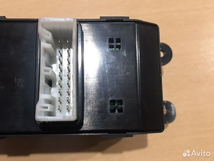 Блок управления стеклоподъемниками Hyundai Creta