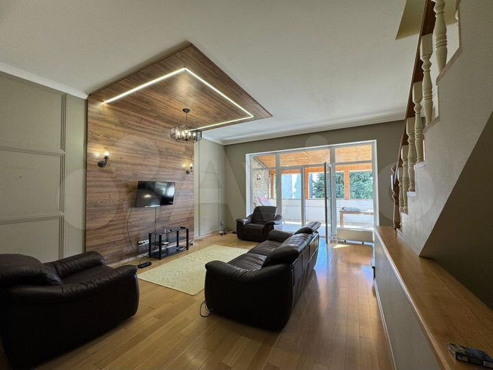 Дом 280 м² на участке 4,7 сот.