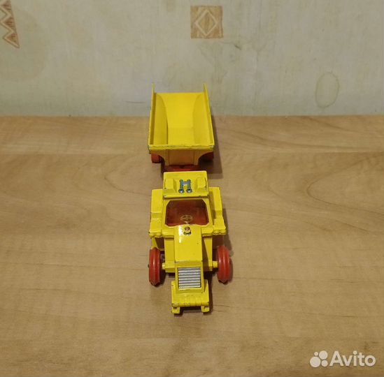 Модели тракторов и прицепов Matchbox