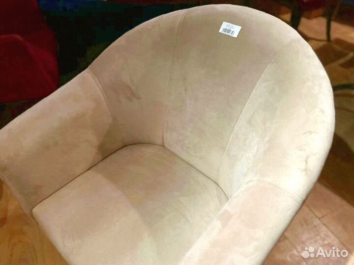 Кресло из велюра на ножках