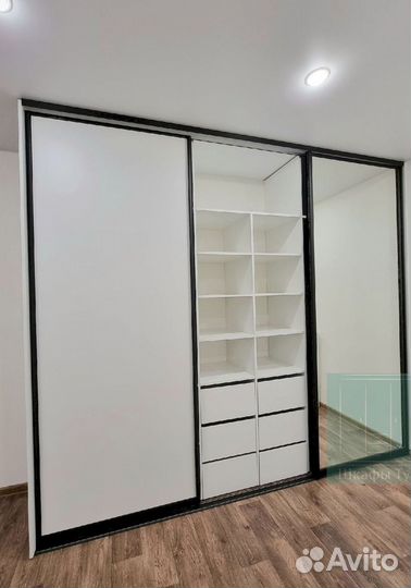 Шкаф с зеркалом