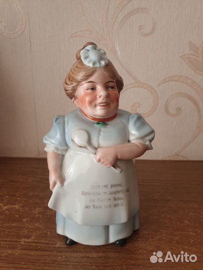 Фарфоровая бутылочка 