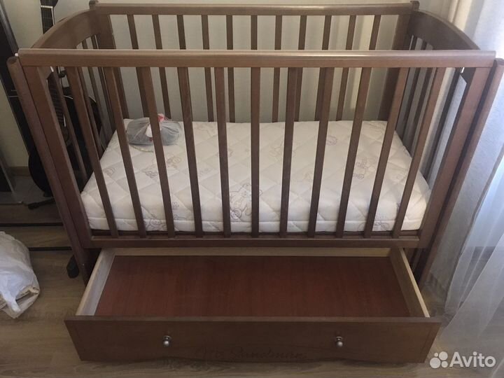 Детская кроватка с маятником