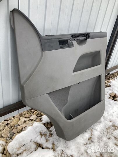 Обшивка правой передней двери VW Transporter T5