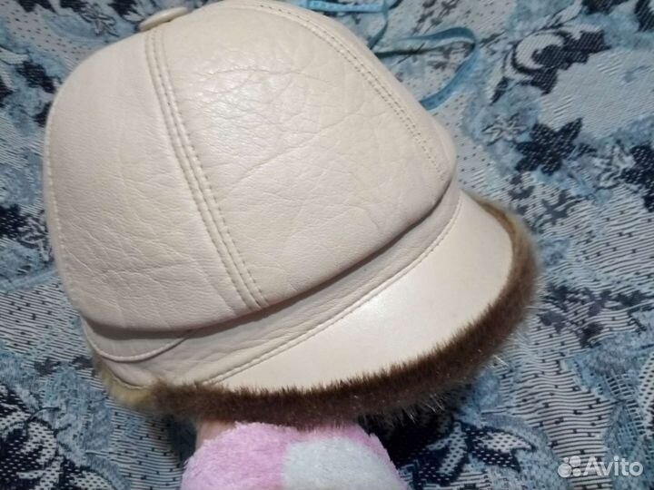 Шапка бежевая кожаная
