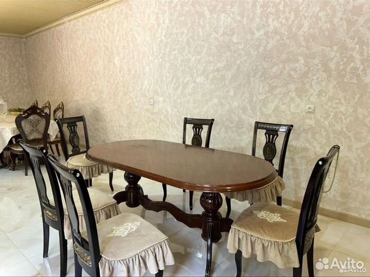 Стол и стулья