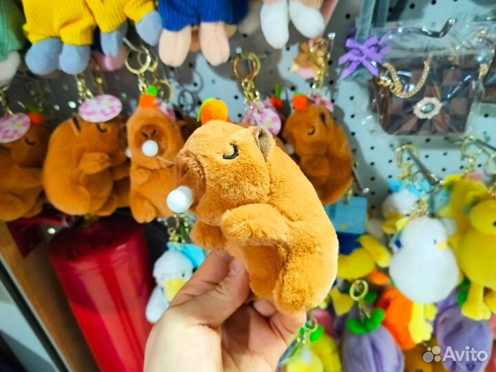Брелок капибара с жвачкой
