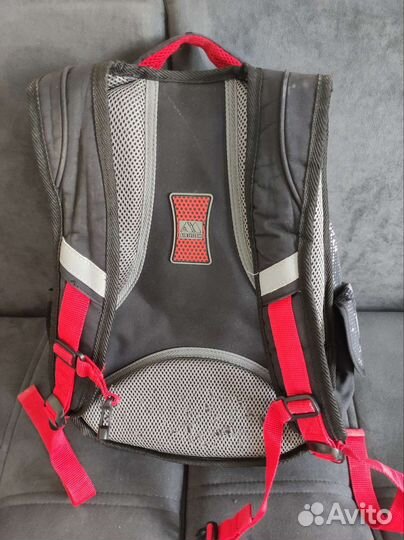 Школьный рюкзак и обувь