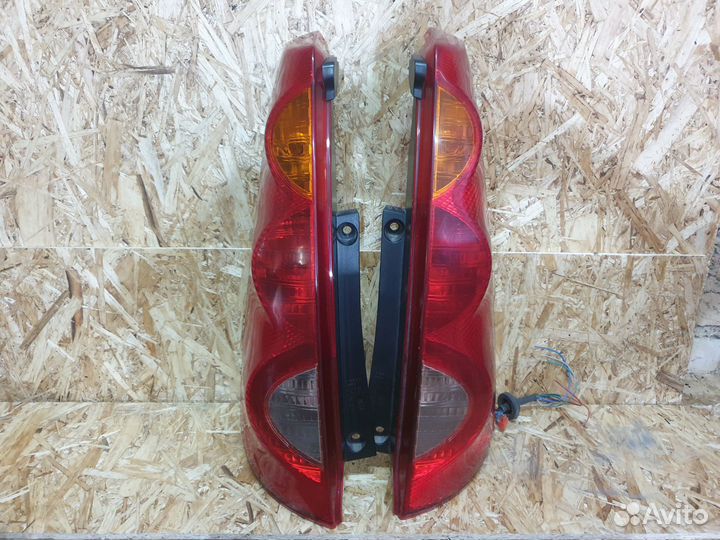 Фонарь задний Nissan Note (E11)