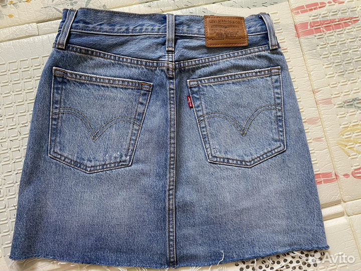 Джинсовая юбка новая Levis 42