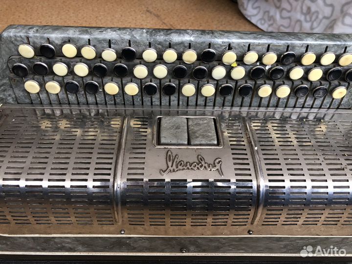 Продаю баян Мелодия с регистрами