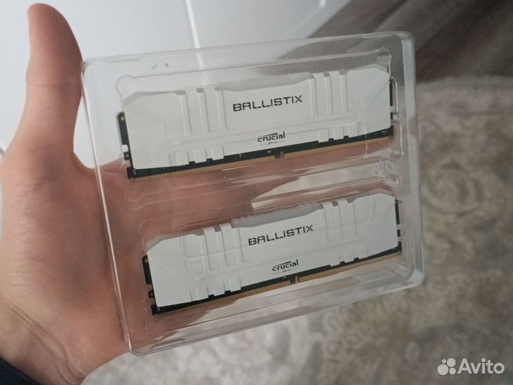Crucial Ballistix RGB 16GB DDR4-3200 (White)