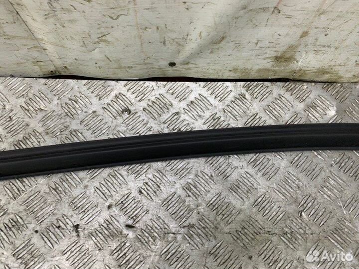 Уплотнитель двери передний правый Toyota Camry V50