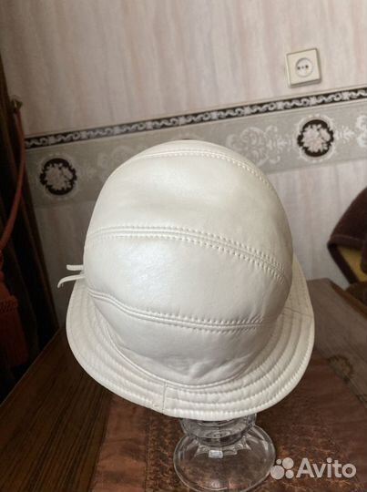 Шляпка кожанная белая демисезон