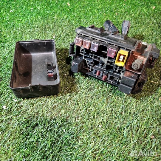 Блок предохранителей подкапотный Дайхатсу yrv