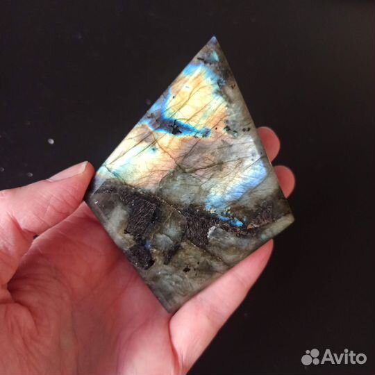 Лабрадорит, ромб 89*69 мм на подставке