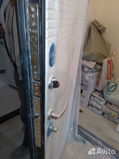 Дверь входная металлическая от застройщика