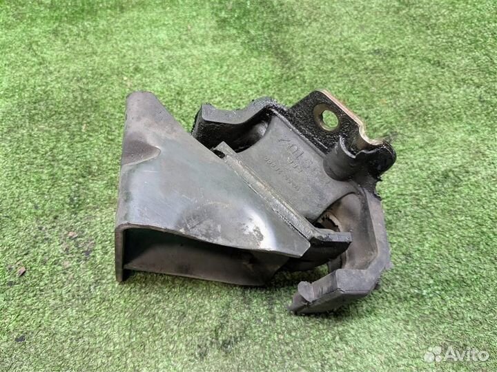 Опора (подушка) двигателя левая Nissan Terrano 2