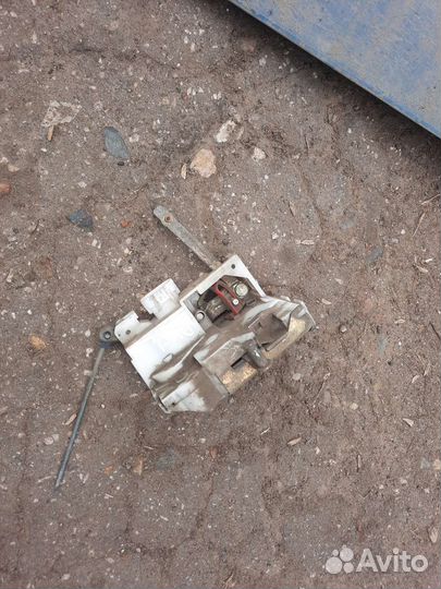 Замки дверей передние задние на Тойота Авенсис 1