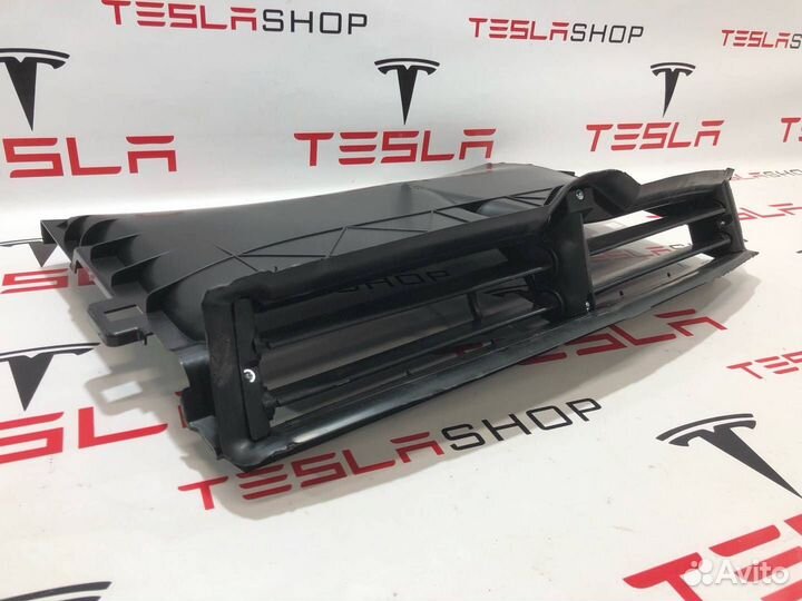 Люверс переднего бампера Tesla Model 3