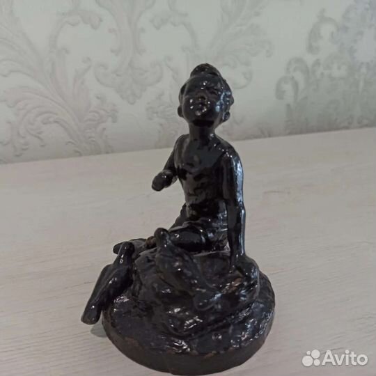 Статуэтка мальчик с голубями