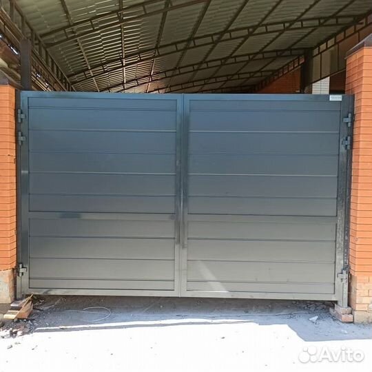 Распашные ворота с калиткой