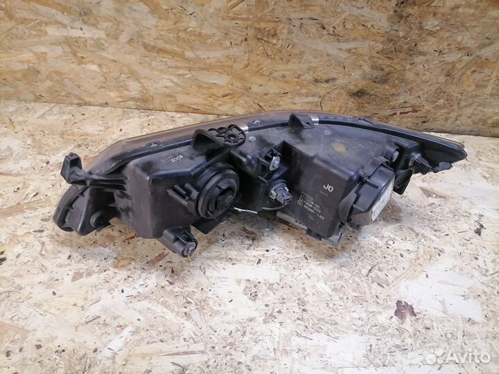 Фара правая ксенон Honda Accord 7