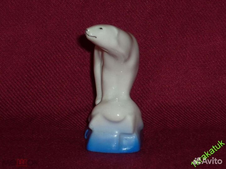 Полярный белый медведь на льдине лфз