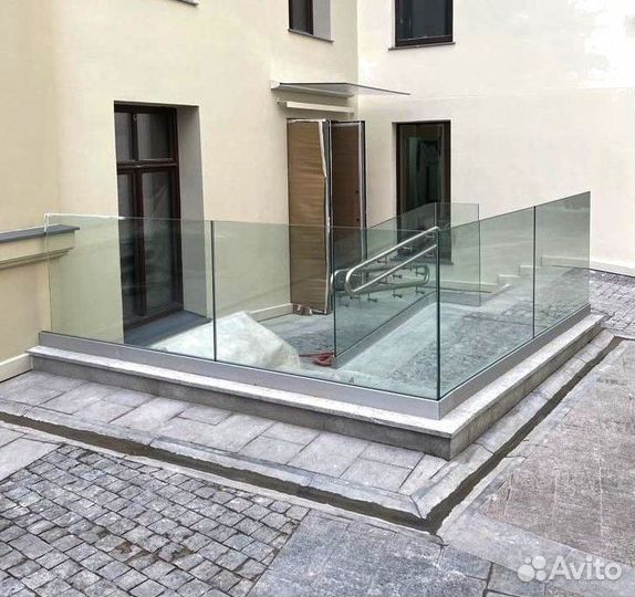Стеклянное ограждение лестницы