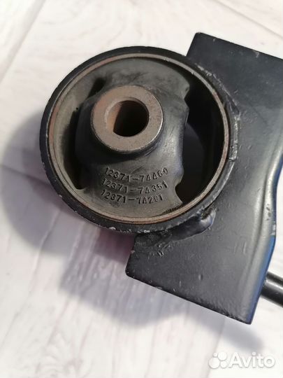 Подушка/опора двигателя задняя Toyota RAV4