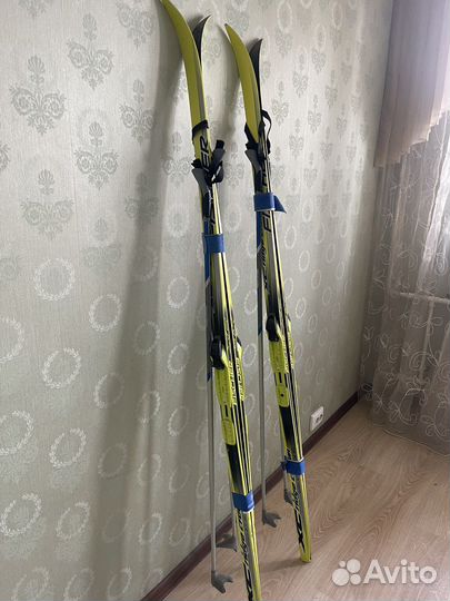 Лыжные ботинки и лыжи