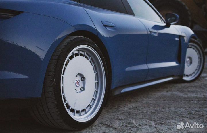 Кованые диски в стиле HRE для Porsche Taycan R22