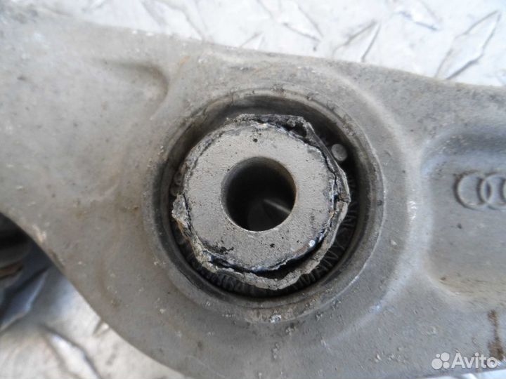 Рычаг передний правый нижний Audi A4 B8 8K0407156B
